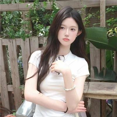 她在这里